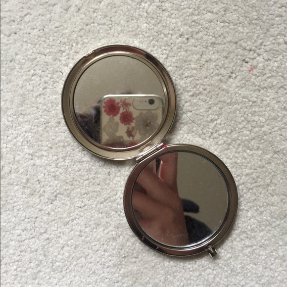 Emerald Compact Mirror! 2/12✨ - Picture 2 of 3